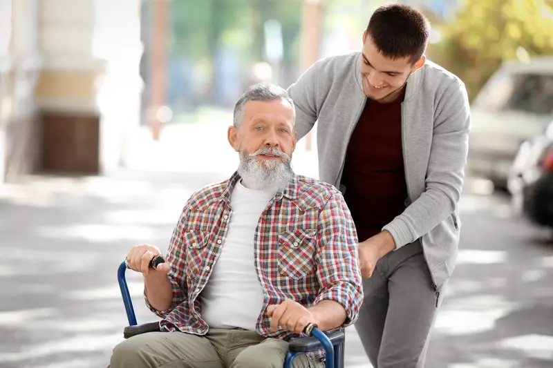 Caregiver che assiste un familiare anziano: SOSNESS per i caregiver