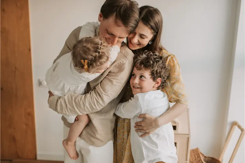 Genitori e bambini abbracciati: SOSNESS per le famiglie